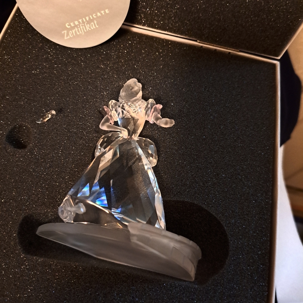 Swarovski Disney  Cinderella with slipper in boxes and COA  excellent